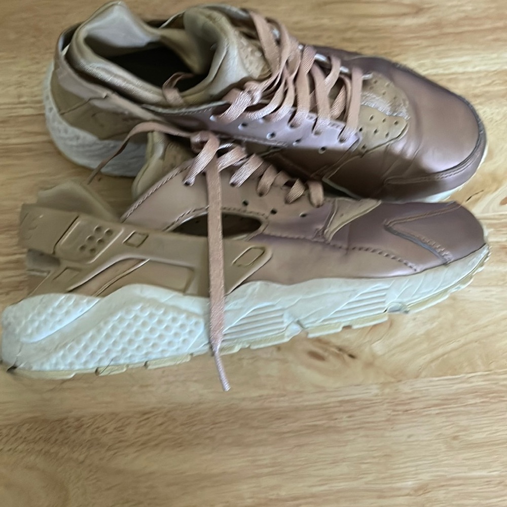 Women’s size 7.5 Nike Huarache rose gold in great condition.